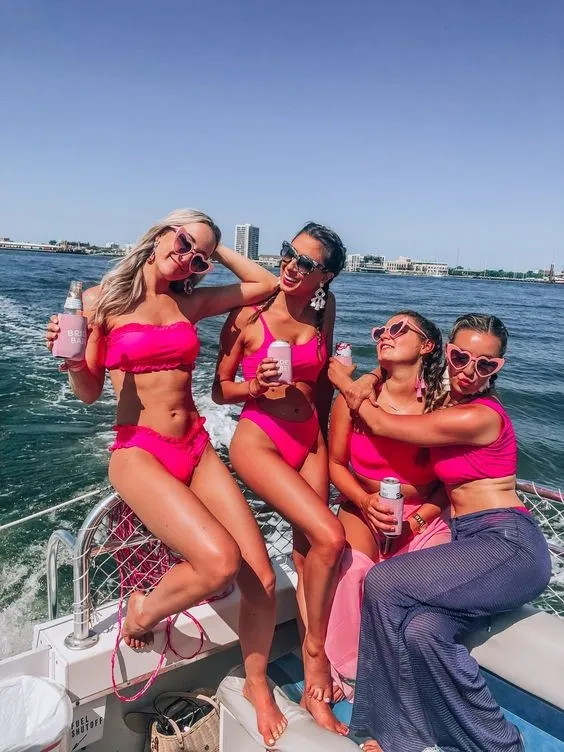 Rental yacht for cruise in Montreal with friends